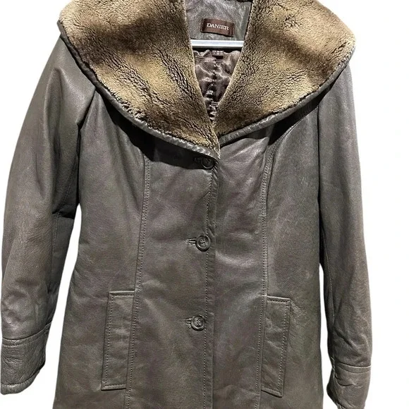 Danier XS insulated leather coat wit beautiful faux trim in great used condition - Picture 2 of 10